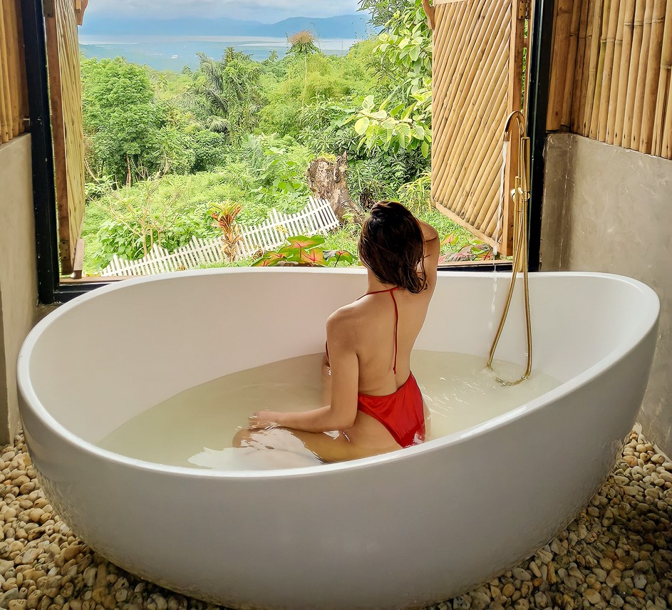 Outdoor bath with Laguna de Bay view