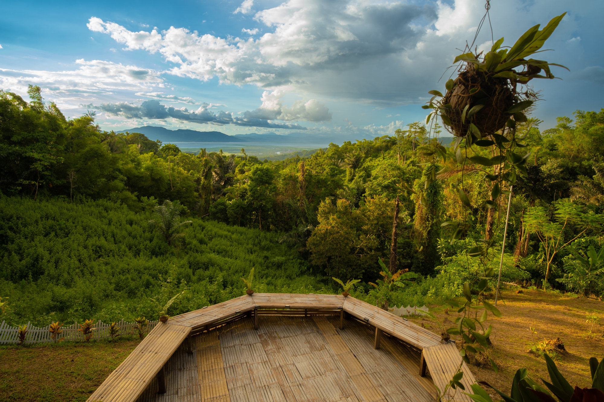 View deck with panoramic Laguna de Bay vista